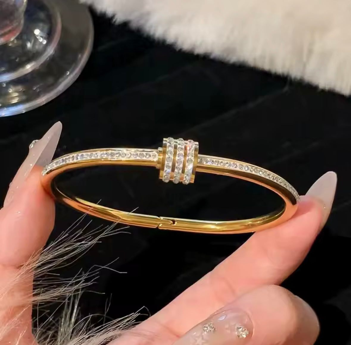 MINOA Elegant Gold-Tone Bracelet with Sparkling Rhinestones