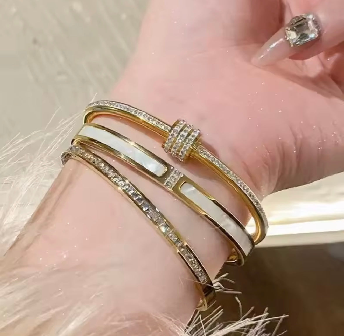 MINOA Elegant Gold-Tone Bracelet with Sparkling Rhinestones